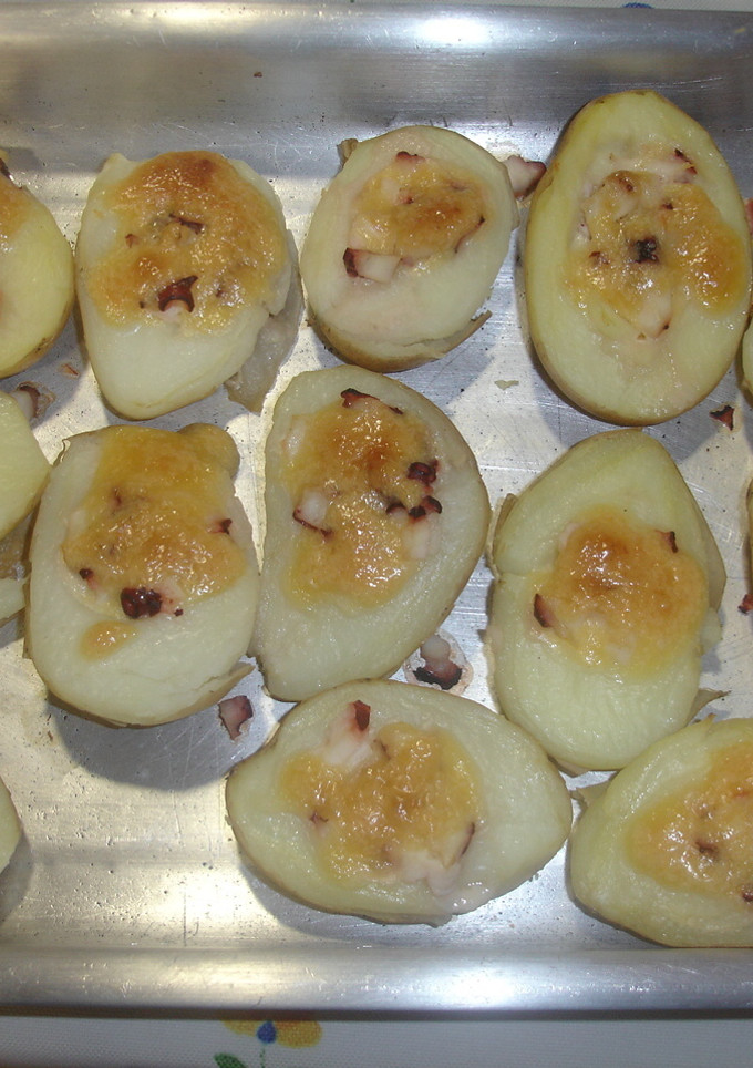 Una foto de Patatas rellenas de pulpo gratinadas con all i oli