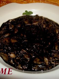 Una foto de Chipirones en salsa con tinta