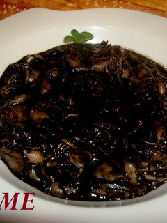Una foto de Chipirones en salsa con tinta