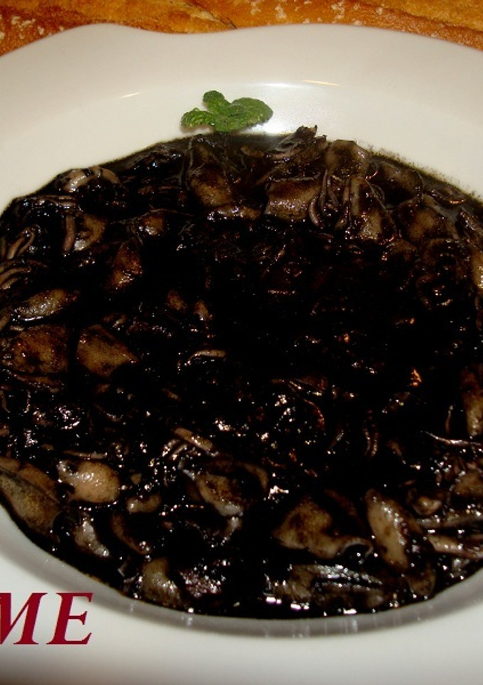 Una foto de Chipirones en salsa con tinta