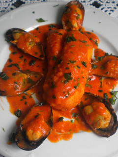 Una foto de Merluza con mejillones en salsa de pimientos de piquillo