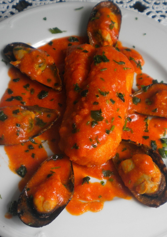 Una foto de Merluza con mejillones en salsa de pimientos de piquillo