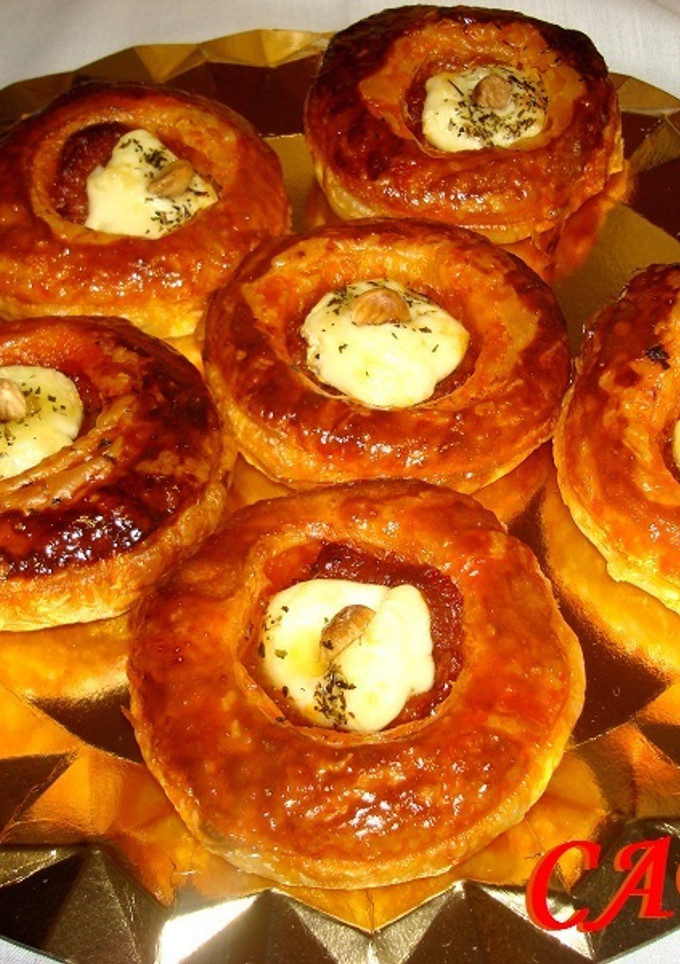 Una foto de Tartas de hojaldre con sobrasada y queso brie