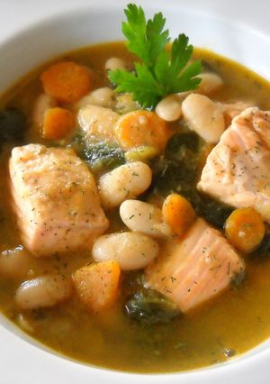 Una foto de Judías blancas con salmón y espinacas