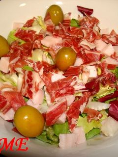 Una foto de Ensalada con jamón Ibérico y pavo
