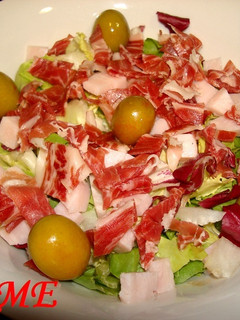 Una foto de Ensalada con jamón Ibérico y pavo