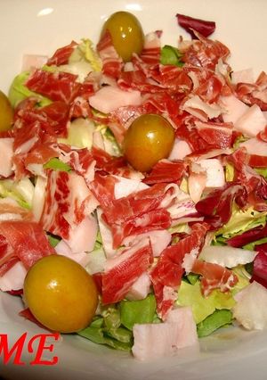 Una foto de Ensalada con jamón Ibérico y pavo
