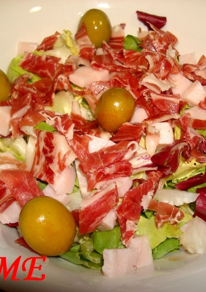 Una foto de Ensalada con jamón Ibérico y pavo