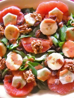 Una foto de Ensalada de pomelo y canónigos con salsa de pimiento morrón