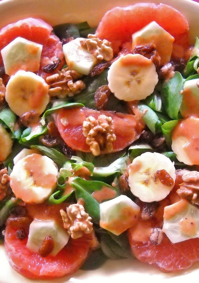 Una foto de Ensalada de pomelo y canónigos con salsa de pimiento morrón