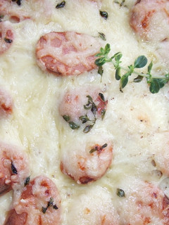 Una foto de Patatas dauphinoise con salchichas y tomillo