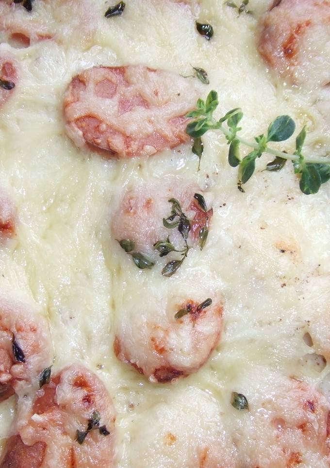Una foto de Patatas dauphinoise con salchichas y tomillo