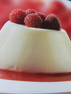 Una foto de Flan blanco con frambuesas