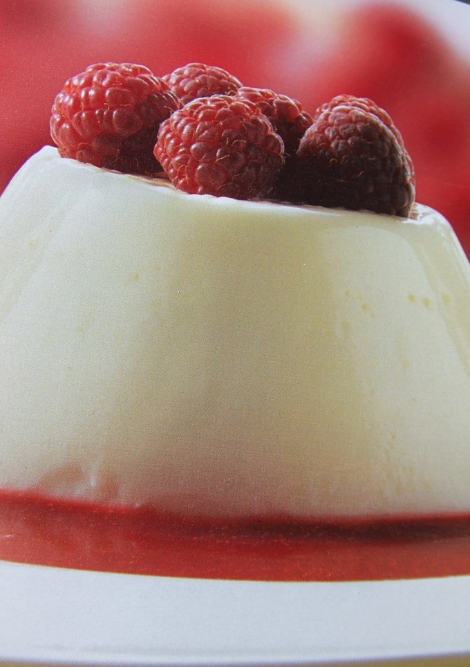 Una foto de Flan blanco con frambuesas