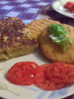 Una foto de Tortilla de papas con queso y merken