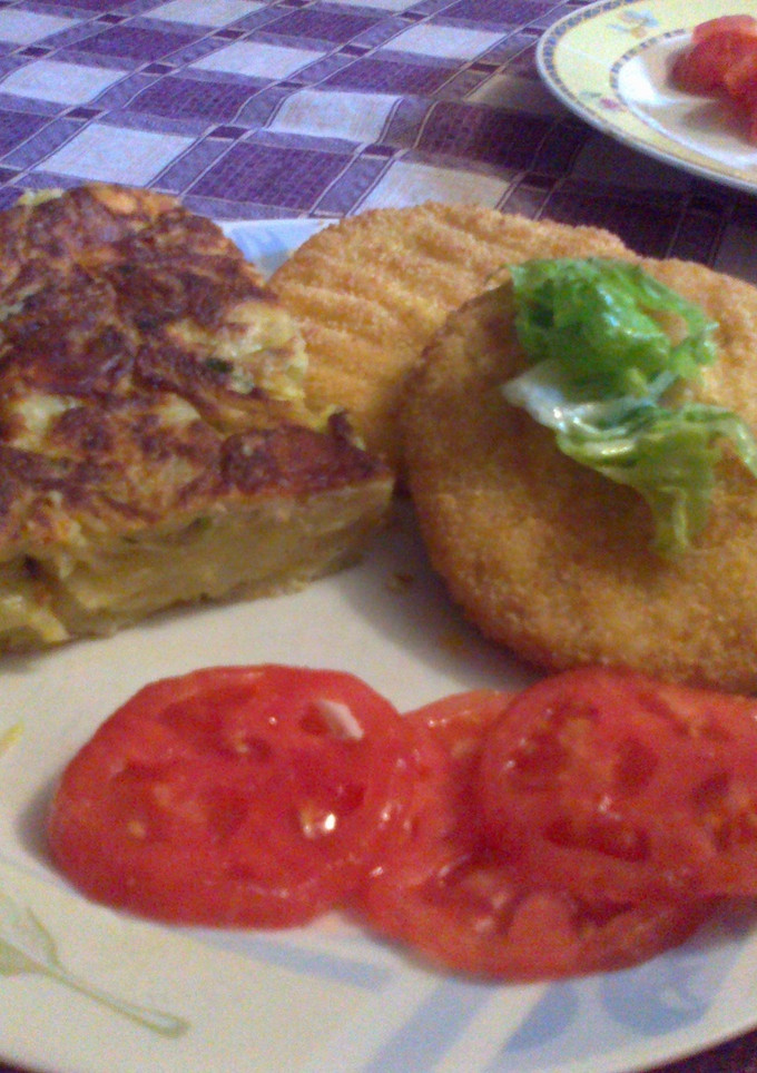 Una foto de Tortilla de papas con queso y merken