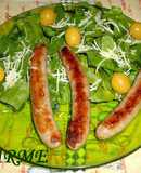 Salchichas con espinacas frescas