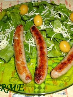 Una foto de Salchichas con espinacas frescas