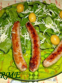 Una foto de Salchichas con espinacas frescas