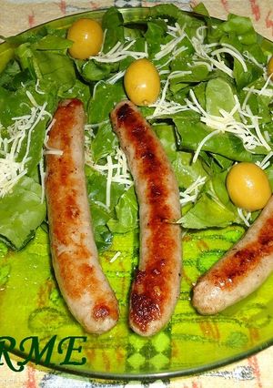 Una foto de Salchichas con espinacas frescas