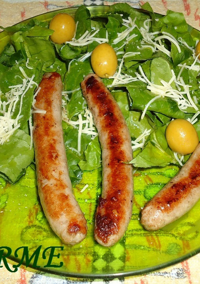 Una foto de Salchichas con espinacas frescas