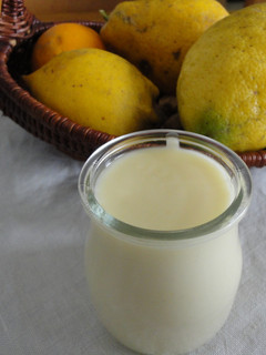 Una foto de Panna cotta ligera de limón