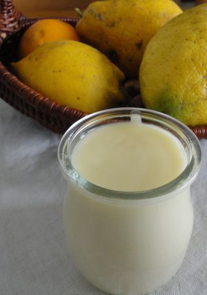 Una foto de Panna cotta ligera de limón