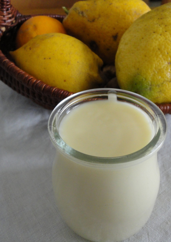 Una foto de Panna cotta ligera de limón