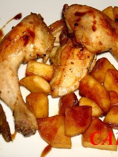 Una foto de Picantones asados con manzanas y espárragos