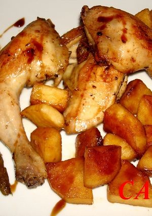 Una foto de Picantones asados con manzanas y espárragos