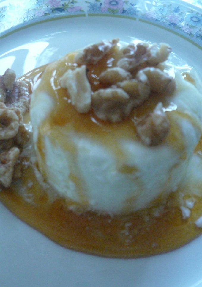 Una foto de Como hacer cuajada casera con miel y nueces
