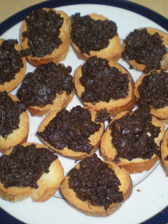 Una foto de Canapés de morcilla con cebolla caramelizada