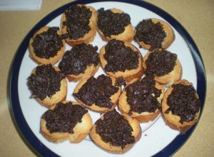 Una foto de Canapés de morcilla con cebolla caramelizada