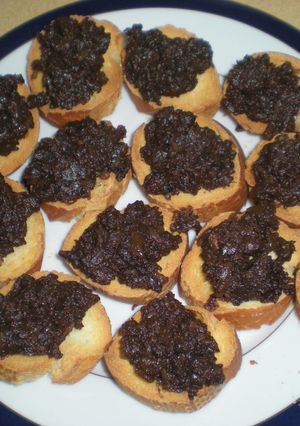 Una foto de Canapés de morcilla con cebolla caramelizada