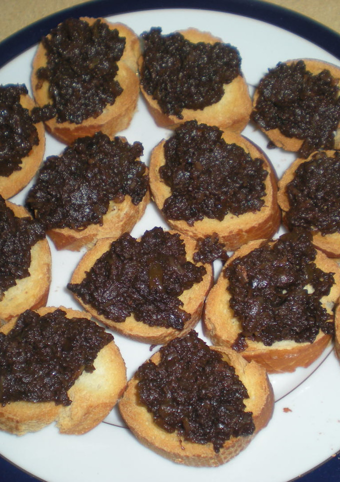 Una foto de Canapés de morcilla con cebolla caramelizada