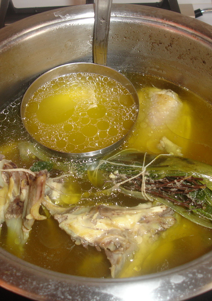 Una foto de Caldo de ave con Bouquet Garni