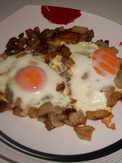 Una foto de Berenjenas picantes con huevos escalfados