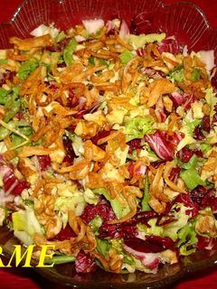 Una foto de Ensalada con crujiente de nueces y patas de langostinos