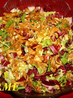 Una foto de Ensalada con crujiente de nueces y patas de langostinos