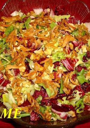 Una foto de Ensalada con crujiente de nueces y patas de langostinos