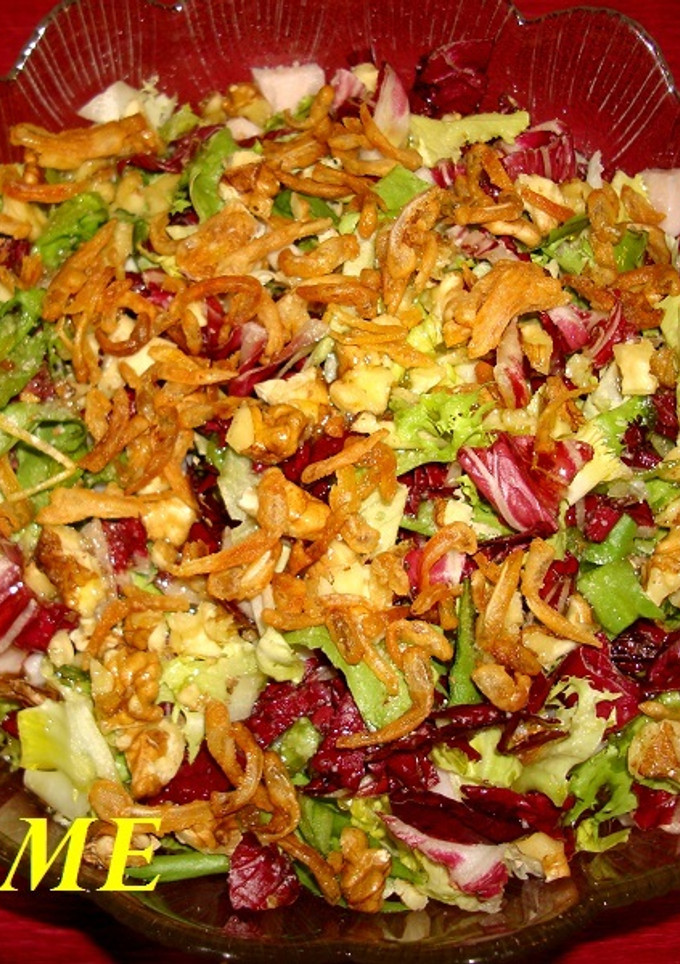 Una foto de Ensalada con crujiente de nueces y patas de langostinos