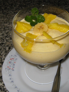 Una foto de Mus de mango y plátano