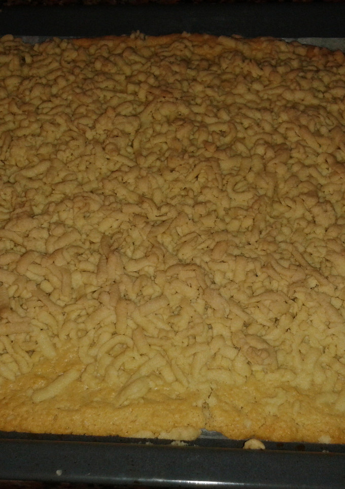 Una foto de Coca de mollitas con vino blanco