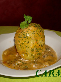 Una foto de Patatas rellenas de champiñones en salsa