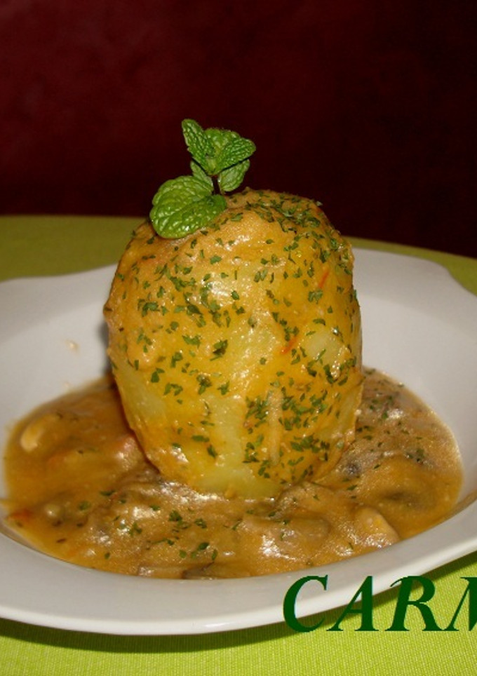 Una foto de Patatas rellenas de champiñones en salsa