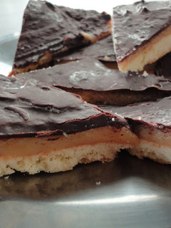 Una foto de Triángulos de chocolate y caramelo