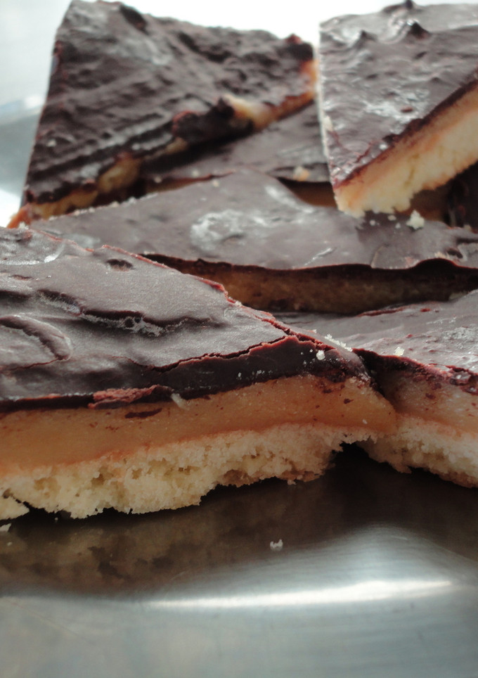 Una foto de Triángulos de chocolate y caramelo