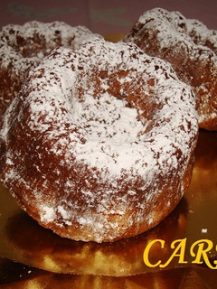 Una foto de kougelhopf individuales con mousse de chocolate