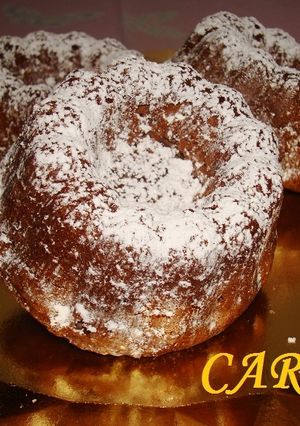 Una foto de kougelhopf individuales con mousse de chocolate