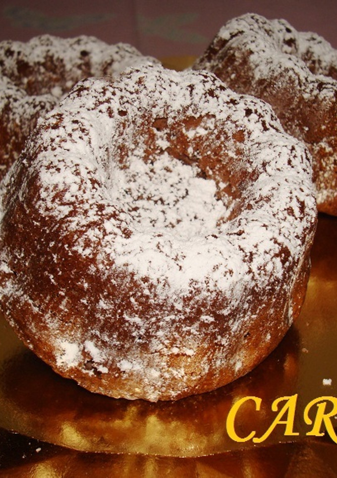 Una foto de kougelhopf individuales con mousse de chocolate
